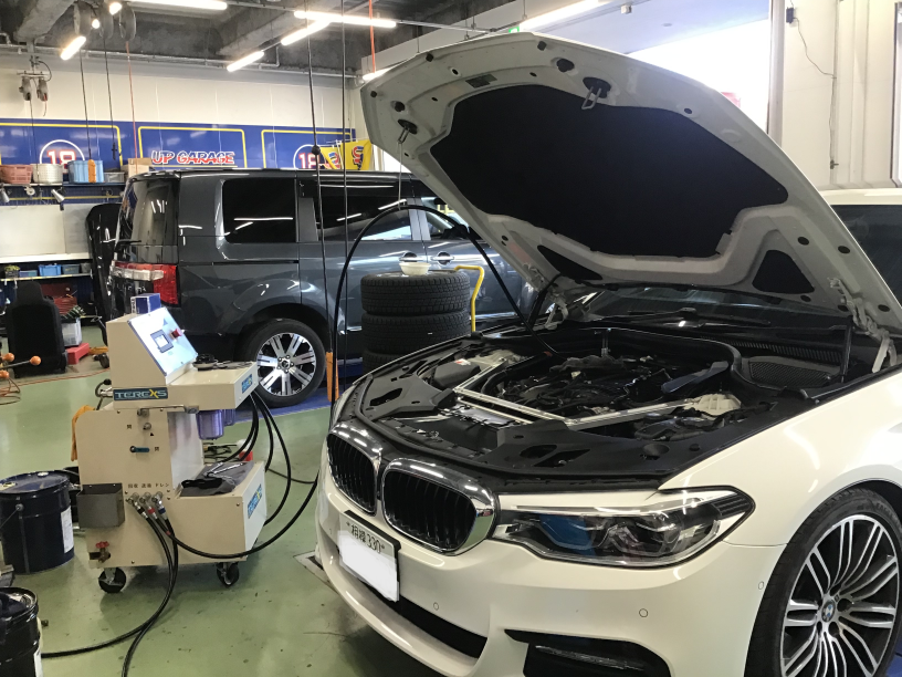 BMW G30 にエンジンフラッシングって？ 人口透析工法の洗浄システムだからエンジン内部の隅々に溜まった汚れを根こそぎ除去！体感レベルの変化で大人気なフラッシングです。