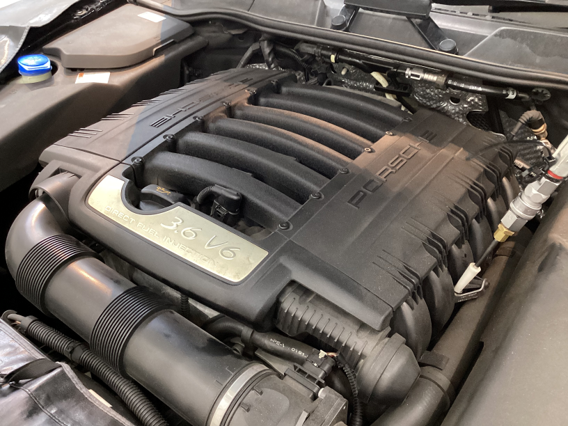 ポルシェ カイエン V6 3.6L 100,000㎞オーバーでもフラッシング(エンジン内部洗浄)とオイルって効果あるの？ 経年多走行車はエンジン内部のスラッジ除去で静粛性・走行性が復活します！