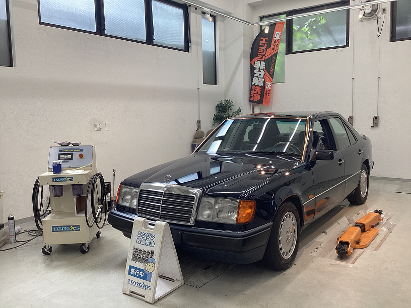 ベンツ W124 E200 欧州旧車のエンジンフラッシングって? やみ雲なフラッシングはダメ！ パッキン類を傷めにくいエンジンに優しいTEREXS非分解式エンジン内部フラッシングであなたの愛車も超絶リフレッシュ！