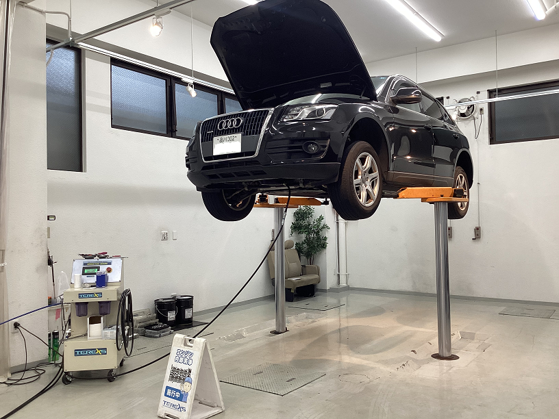 Audi アウディQ5 クアトロ 過走行のアウディにオイル交換と同時にエンジンフラッシングってあり⁈ TEREXSエンジン内部洗浄でエンジンに優しいフラッシングを！ とてもスムーズで気持ち良い車に生まれ変わります！
