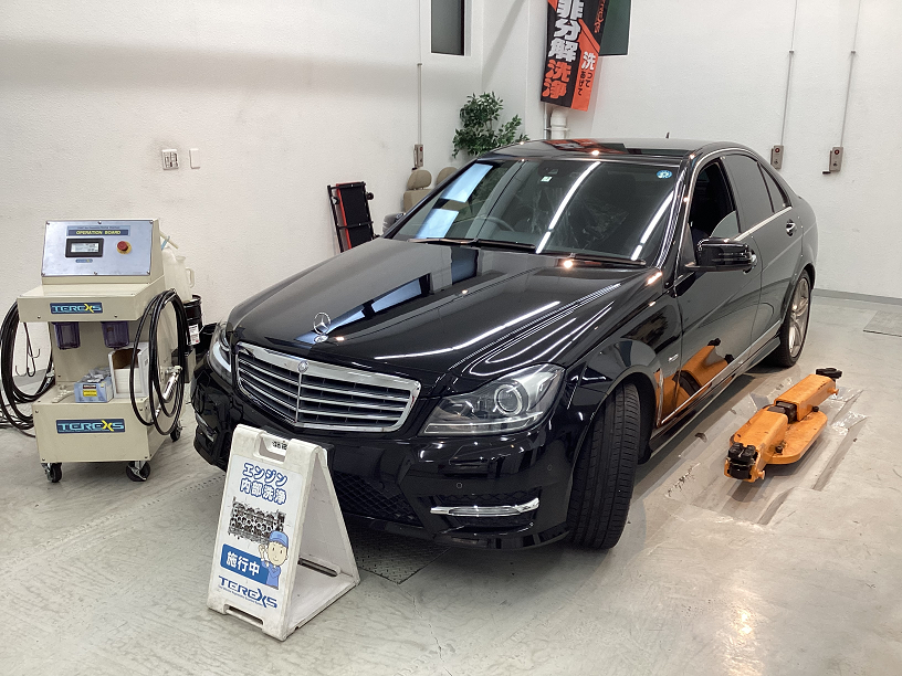 ベンツ W204 Cクラス エンジン内部洗浄で本来のベンツの性能が蘇るって⁈ 非分解式のフラッシングでエンジン細部の汚れを除去！ベンツの良さを改めて知る‼
